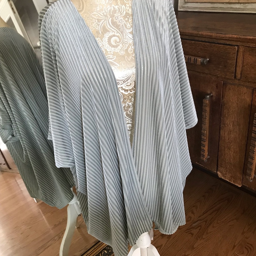 jm flurette Wrap or cover up. New without tags.